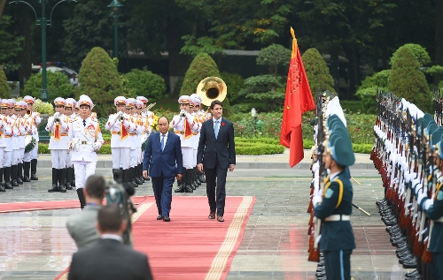 Thủ tướng Nguyễn Xuân Phúc và Thủ tướng Canada Justin Trudeau duyệt Đội Danh dự. Ảnh: VGP/Quang Hiếu 