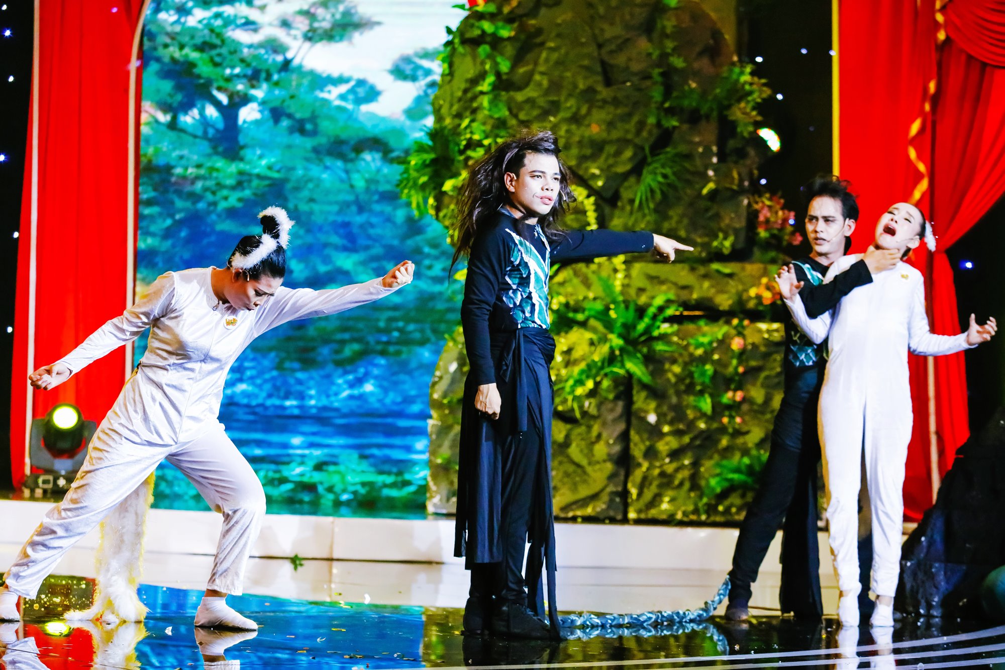 Trước thềm chung kết, đội Ngẫu Nhiên gặp nhiều trăn trở khi những tiết mục ở các vòng thi trước đều chưa được đánh giá cao về mặt nội dung. Chính vì vậy, đội quyết định mang đến chương trình tiểu phẩm Quyết chiến Thuồng Luồng tinh hài hước nhưng không kém phần ý nghĩa. 