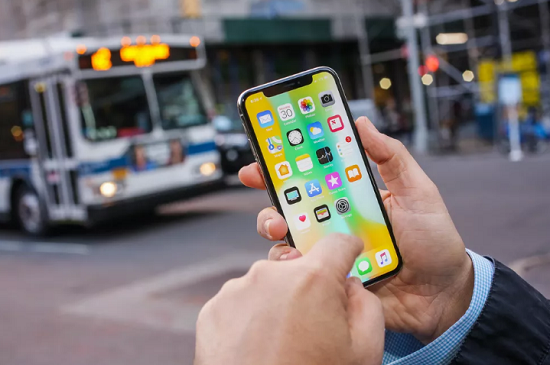 iPhone X: Hiện đã được phát hành đến 13 quốc gia trên phạm vi toàn cầu, iPHone X là chiếc smartphone bán chạy nhất trên thị trường với giá khởi điểm 999 USD cho phiên bản 64 GB và 1.149 USD cho bản 256 GB, nhưng có vẻ như đa số người mua ở các nước phát triển sẽ lựa chọn hình thức mua trả góp theo hợp đồng ký với nhà mạng để đỡ sốc so với việc thanh toán một lần trọn gói.
