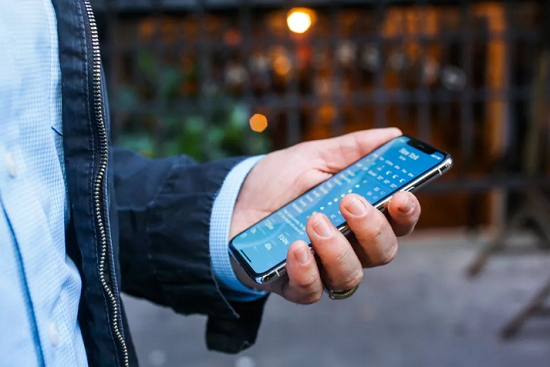 iPhone X cũng là phiên bản kỷ niệm 10 năm ngày Apple phát hành smartphone ra thị trường, nên thiết kế của thiết bị này thay đổi hoàn toàn. Cụ thể, iPhone X sở hữu màn hình hiện thị OLED 5,8 inch với viền bezel thu nhỏ tối đa, không còn nút Home vật lý, phía sau máy là camera kép bố trí theo chiều dọc, bảo mật mở khóa bằng nhận diện khuôn mặt Face ID và sử dụng thanh toán Apple Pay, sạc không dây