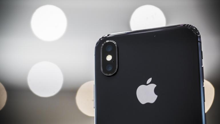 iPhone X còn được trang bị chip xử lý A11 Bionic mới và bộ xử lý chuyển đổi M11 vì vậy nó đi kèm với iOS 11. Là smartphone cao cấp nên iPhone X cũng được tích hợp công nghệ chống bụi và chống thấm nước tốt IP 67. Toàn bộ phần thân phía sau máy là lớp kính siêu bền để hỗ trợ sạc không dây. Máy ảnh phía trước có độ phân giải 7 megapixel và được gắn nhãn TrueDepth để người dùng có thể tự chụp chân dung.