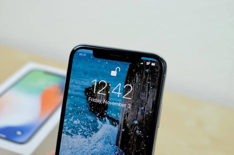 iPhone X là thiết bị tiên tiến nhất hiện nay và cung cấp một số trải nghiệm mới với màn hình hiển thị phía trước bao gồm hỗ trợ cử chỉ phong phú và cách mới để truy cập các chức năng trên iPhone. Nó cung cấp một số trải nghiệm màn hình lớn trong một thiết kế tổng thể khá nhỏ gọn khi so sánh với các điện thoại thông minh màn hình lớn khác.
