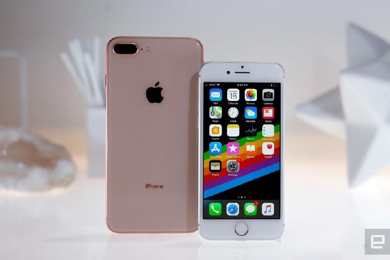 Không còn tùy chọn dung lượng 128 GB, mà thay vào đó là các model 64GB và 256GB. iPhone 8 có giá 699 USD và 849 USD, trong khi iPhone 8 Plus có giá 749 USD và 949 USD.