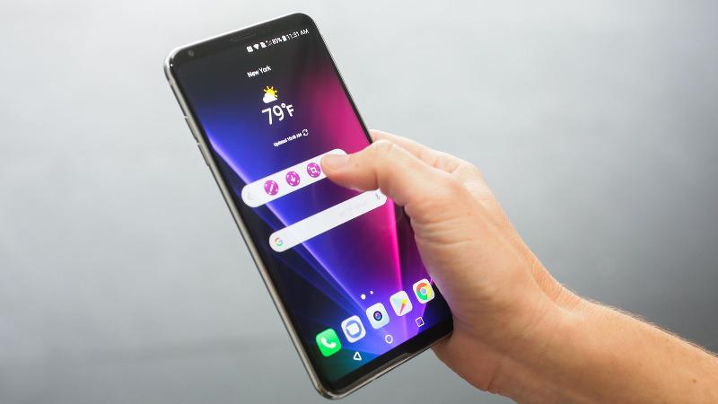 LG V30: Được đánh giá là chiếc smartphone tốt nhất trong chuỗi V series do LG phát hành trong nhiều năm nay, LG V30 có mức giá khởi điểm là 800 USD với cấu hình tương tự như các smartphone khác có mức giá từ 900 đến 1.150 USD như camera kép ở phía sau và phần mềm tiên tiến được thiết kế để người dùng chụp ảnh và quay video tuyệt vời.