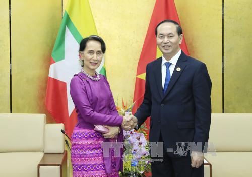 Chủ tịch nước Trần Đại Quang và Cố vấn Nhà nước Myanmar. Ảnh TTXVN 