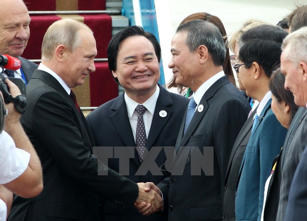 Bộ trưởng Bộ Giáo dục và Đào tạo Phùng Xuân Nhạ đón đoàn tại Sân bay Quốc tế Đà Nẵng sáng 10/11. (Ảnh: TTXVN)