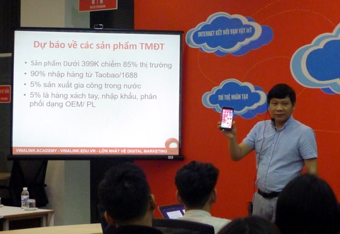 Sinh viên khởi nghiệp với thương mại điện tử nên bắt đầu từ những sản phẩm phục vụ nhu cầu thiết yếu, giá bán phù hợp với số đông. Nên nhớ, sản phẩm có giá bán dưới 399.000 đồng hiện đang chiếm tới 85% thị trường, anh Tuấn Hà nhận định.