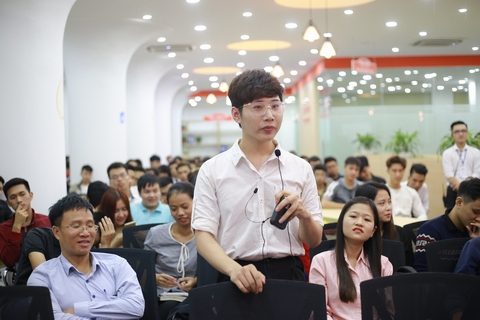 Buổi tọa đàm đã thu hút gần 200 sinh viên đến từ trường Đại học Kinh doanh và Công nghệ (Hà Nội) và một số trường lân cận đến tham dự.