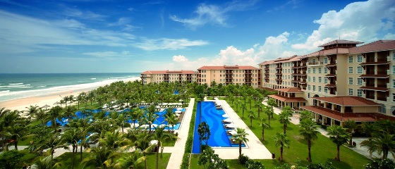 200 phòng nghỉ và 39 biệt thự sang trọng, tiện nghi của Vinpearl Đà Nẵng Resort & Villas tọa lạc tại vị trí đắc địa nhất trên bãi biển Non Nước. Vinpearl Đà Nẵng đưa quan khách đến với không gian tràn ngập sự thanh bình và đầy sức sống tại một trong 6 bãi biển đẹp nhất hành tinh do tạp chí Forbes bình chọn.