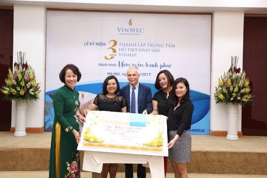 Chị Hương (thứ 2 từ trái sang) cùng các gia đình IVF tặng bánh sinh nhật tri ân Trung tâm HTSS Vinmec nhân dịp 3 năm thành lập. TS.BS Tô Minh Hương – Giám đốc Trung tâm (hàng đầu từ trái qua) và TS. Jean Clement Sage (giữa) đại diện nhận bánh chúc mừng.