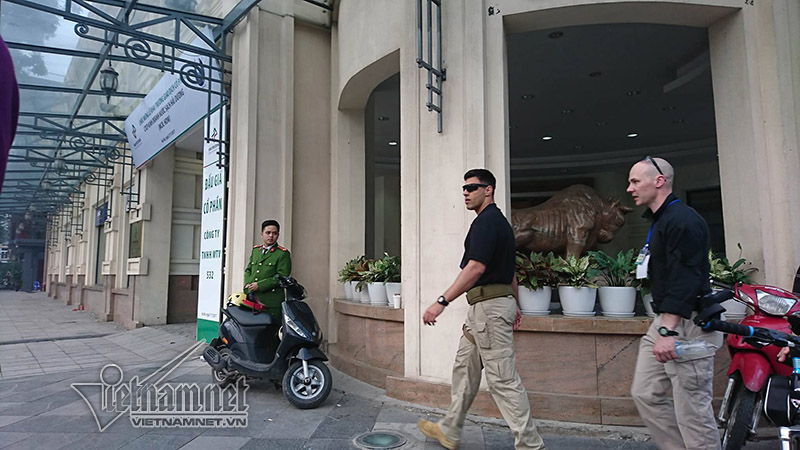 Mật vụ Mỹ theo dõi tình hình đường phố tại thủ đô trước khi đoàn xe của Tổng thống Trump rời đi