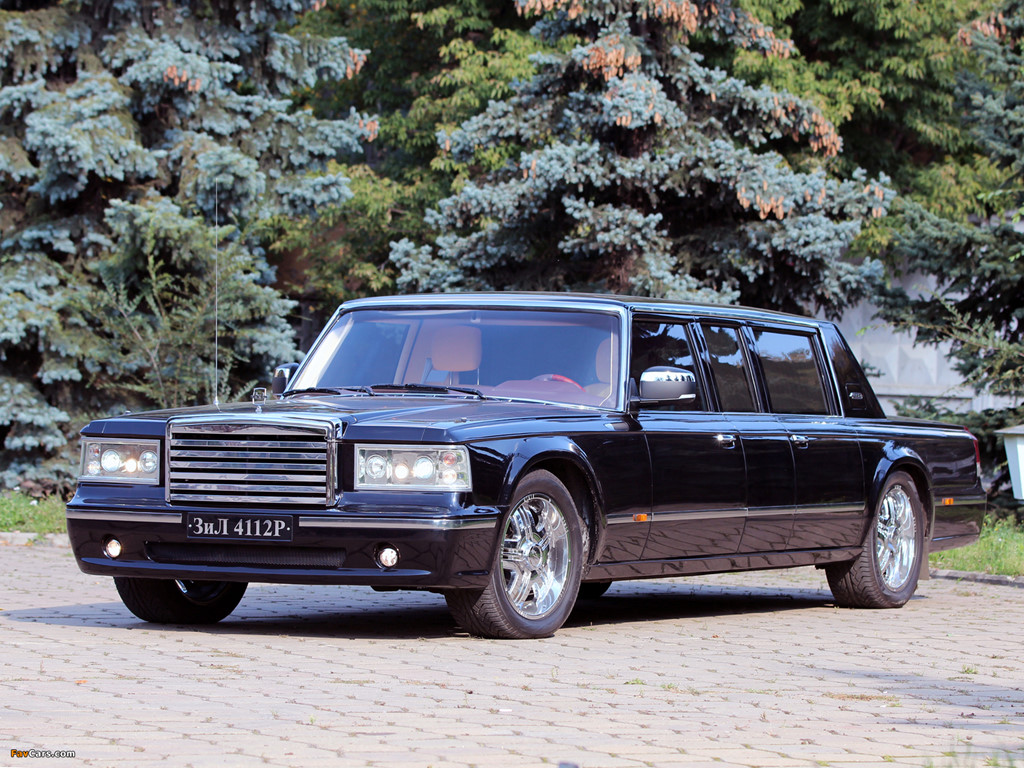Vladimir Putin (ZiL 4112R): Hãng ZiL phải mất 6 năm để có thể thiết kế và chế tạo 4112R nhằm phục vụ cho người đứng đầu nước Nga. Xe sở hữu khối động cơ V9 dung tích 7,7 lít với mô-men xoắn cực đại 610 Nm. Về nội thất, chiếc limousine 6 cửa này sở hữu hệ thống sưởi ấm, điều hòa, rèm chắn, quầy bar và vách ngăn bằng kính.
