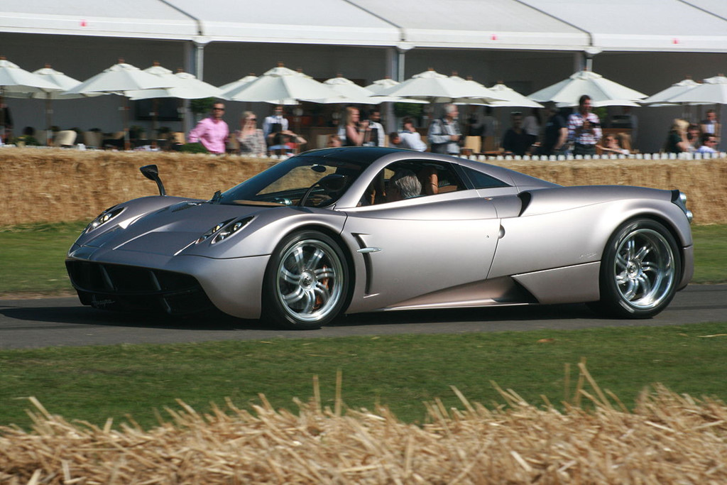 Mark Zuckerberg (Pagani Huayra): Mark rất yêu thích chiếc Pagani Huayra. Được đặt theo tên của vị thần gió Nam Mỹ (Huayra Tata), xe cho vận tốc lên đến 338 km/h. Siêu xe thể thao này chỉ được sản xuất 100 chiếc và có giá bán 1,3 triệu USD.