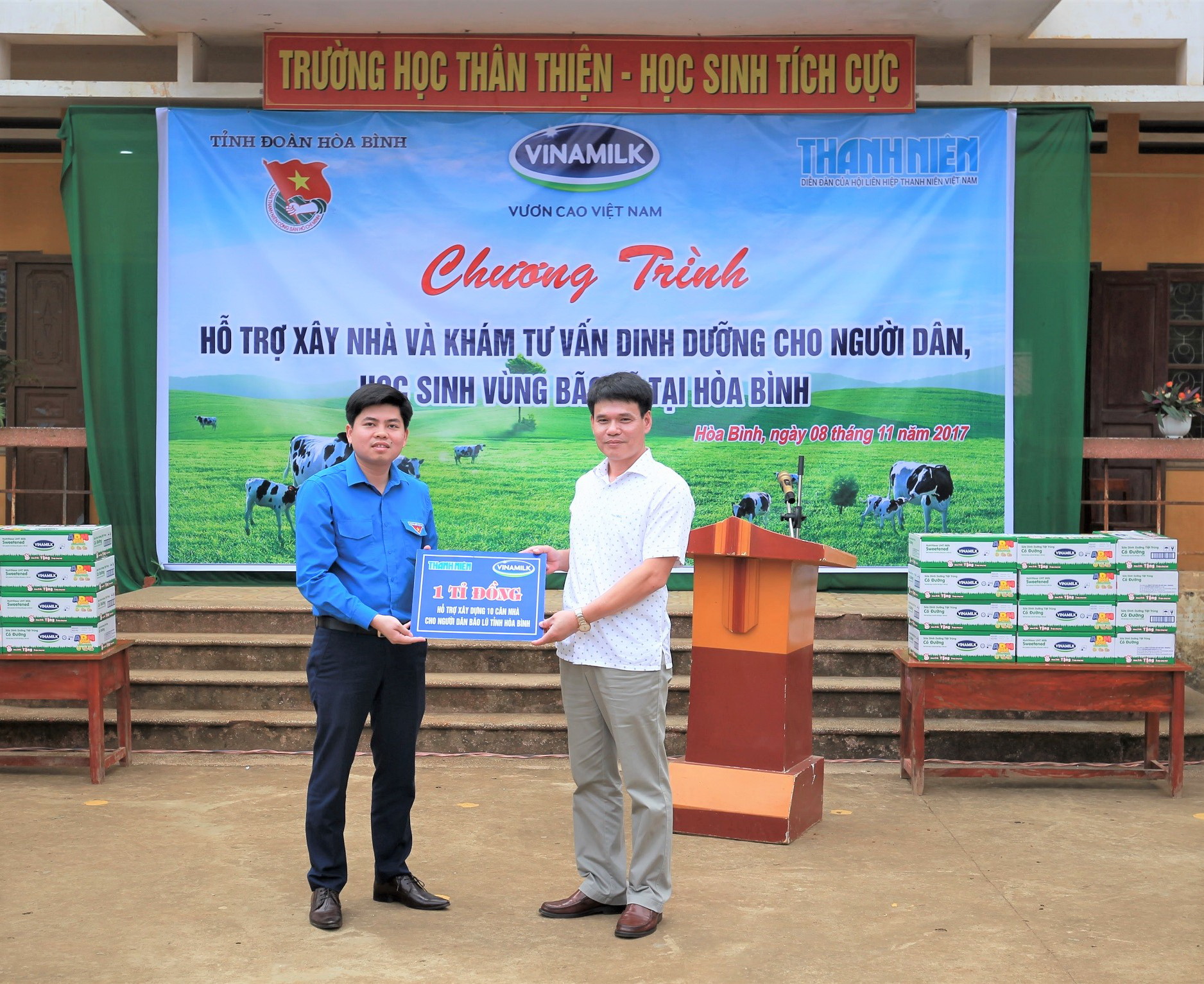 Ông Phạm Tuyên – Giám đốc Kinh doanh miền Bắc Công ty Cổ phần Sữa Việt Nam trao bảng tượng trưng hỗ trợ xây dựng 10 căn nhà cho đại diện Tỉnh đoàn Hòa Bình