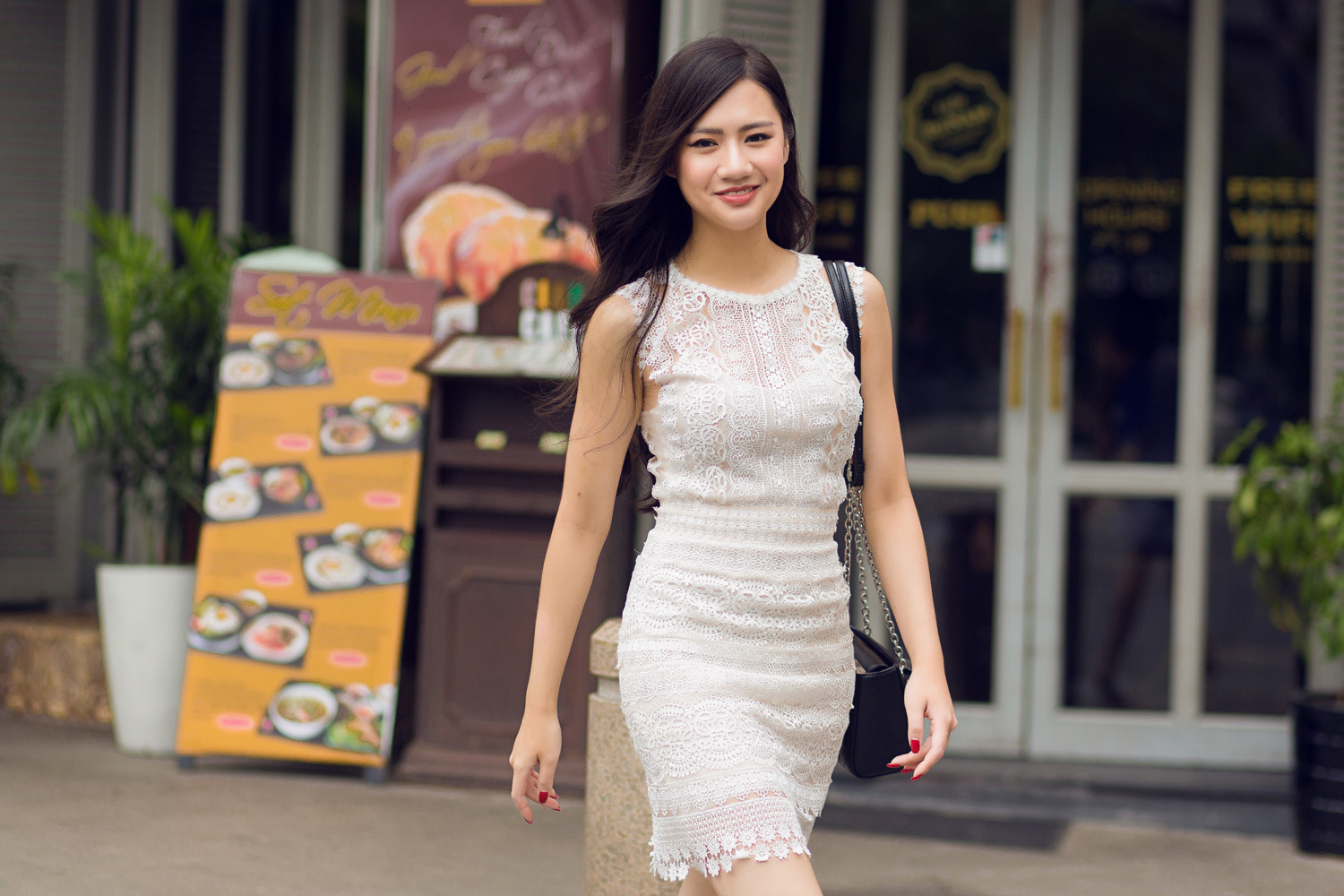 Hoa hậu Quốc Phương khoe vẻ thanh lịch xuống phố