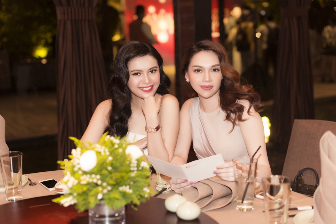 Á hậu Diệu Thùy đọ sắc tươi trẻ với Hoa hậu Diệu Hân