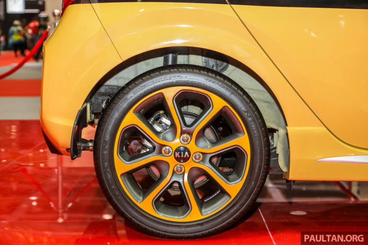 Bộ vành trên Kia Picanto thế hệ mới làm bằng hợp kim kích thước 16 inch đa chấu, tăng thêm 1 inch so với thế hệ cũ. 