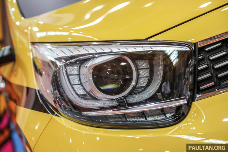 Trang bị tiêu chuẩn theo xe gồm đèn pha halogen với dải đèn chạy đèn ban ngày LED hình chữ U với một ánh sáng đơn lẻ, chứ không phải là loại đi-ốt riêng lẻ như thế hệ hiện tại, đèn đuốc LED. 