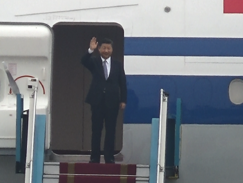 Hàng trăm người dân cả Việt Nam và Trung Quốc mang theo khẩu hiệu, cờ của hai nước ra sân bay đón ông Tập.