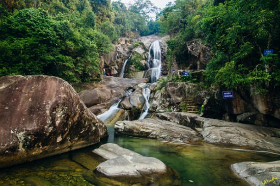 Cách trung tâm thị trấn khoảng 12km về phía Đông Nam, Thác Khe Vằn nằm “ẩn mình” trong lòng xã Húc Động, huyện Bình Liêu. Cùng với các địa điểm nổi tiếng của miền biên giới Bình Liêu như đỉnh Cao Ba Lanh, Đình Lục Nà, cửa khẩu Hoành Mô, thác Sông Moóc A,…. thì thác Khe Vằn cũng là một điểm du lịch vô cùng hấp dẫn đối với những đôi chân thích xê dịch và khám phá.