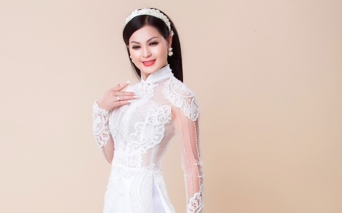 Diễn viên Yến Vy khoe dáng mảnh mai với áo dài