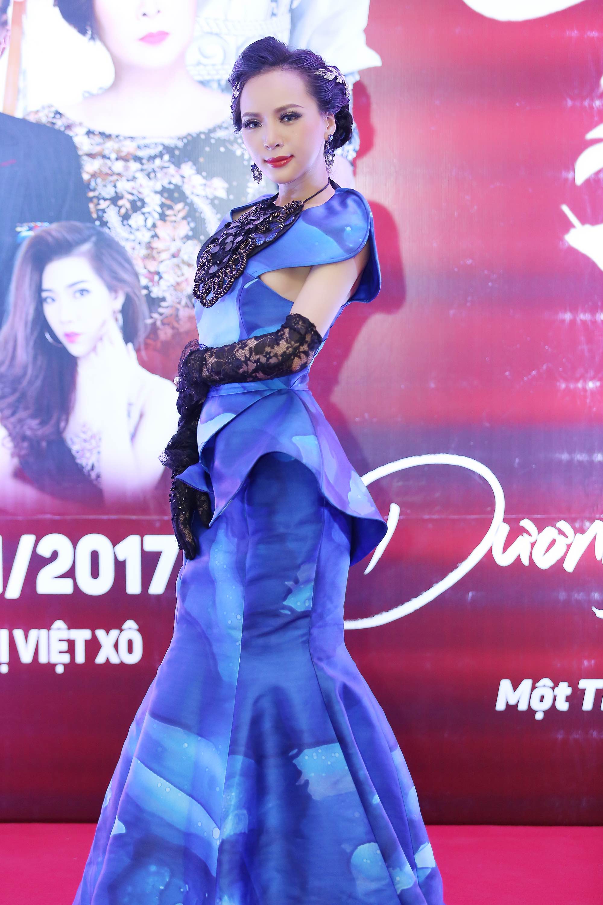 Á hậu Ngọc Quỳnh diện đầm xanh biển khoe nhan sắc rạng rỡ.