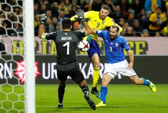 Italia (phải) đối mặt nguy cơ vắng mặt tại World Cup 2018