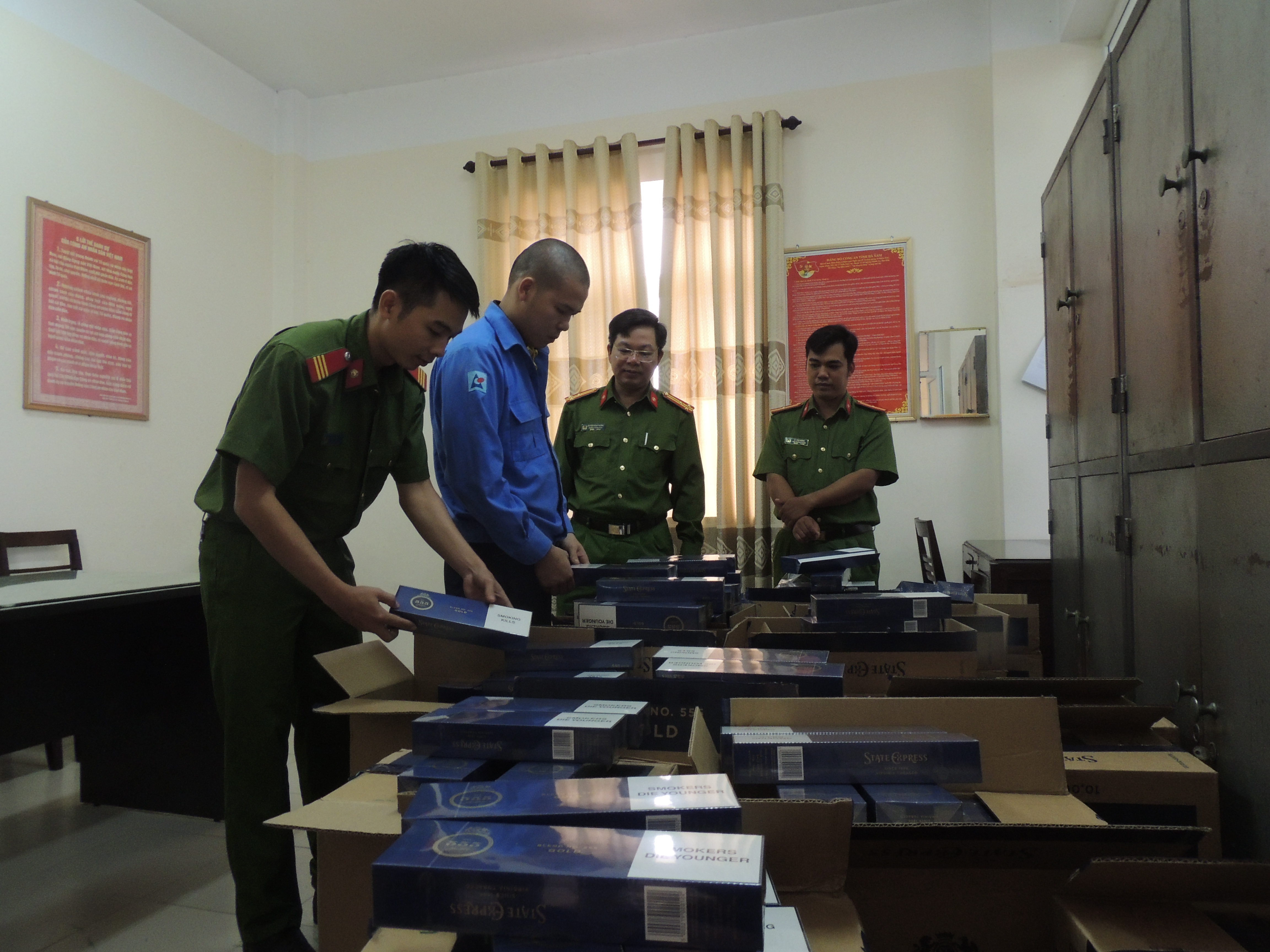 Vận chuyển 10 nghìn bao thuốc 555 nhập lậu trên 'xế hộp'