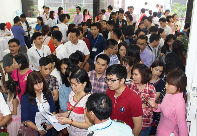 Hàng trăm khách hàng xếp hàng háo hức chờ đợi được lên xem nhà mẫu