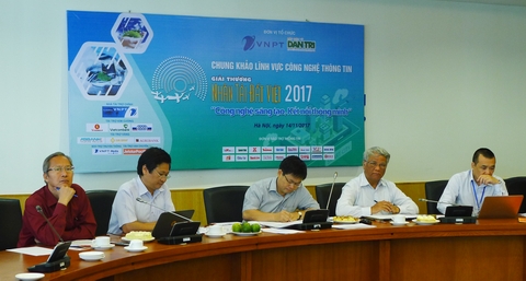 Các Giám khảo rất chăm chú lắng nghe nhóm thí sinh trình bày và bảo vệ sản phẩm của họ.