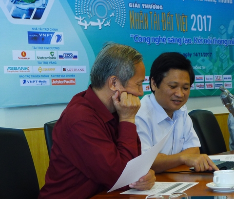 Giám khảo Nguyễn Khắc Lịch (bìa phải) và Nguyễn Thanh Hưng trao đổi riêng về sản phẩm.