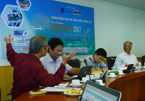 Các Giám khảo tranh luận sôi nổi.