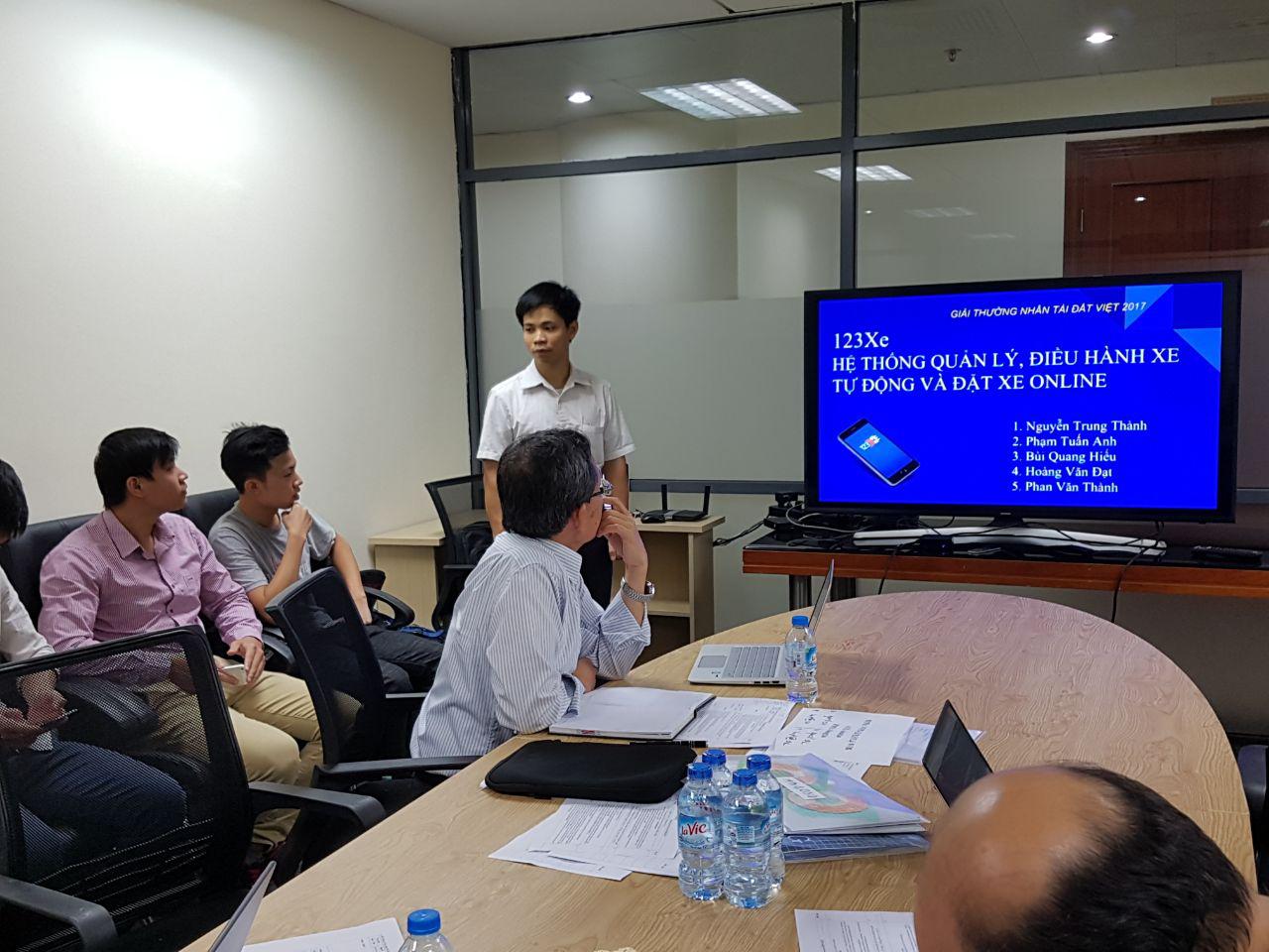 Một giảng viên đến từ Học viên Kỹ thuật Quân sự đang thay mặt nhóm tác giả 123Xe bảo vệ trước Hội đồng