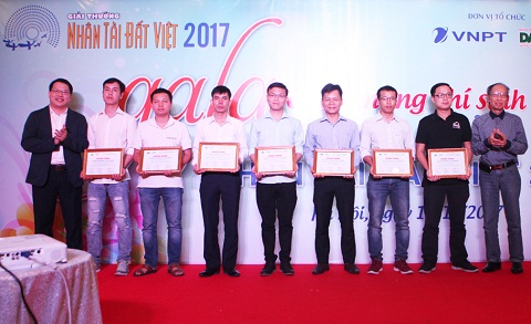 Ông Nguyễn Văn Tấn - Phó Tổng giám đốc VNPT-Media, Phó Trưởng ban Giải thưởng Nhân tài Đất Việt 2017 và ông Phạm Huy Hoàn - Tổng Biên tập Báo Dân trí, Trưởng ban Giải thưởng NTĐV trao chứng nhận “Sản phẩm được vào Vòng chung khảo của Nhân tài Đất Việt” cho đại diện các nhóm tác giả dự thi.