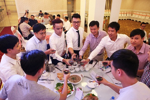 Các nhóm tác giả cùng cụng ly chúc mừng