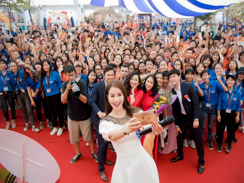 Phạm Hương nhảy flashmob cùng hàng nghìn sinh viên tại thủ đô Hà Nội