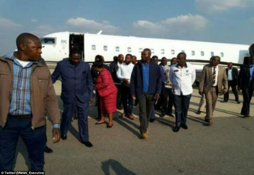 Người dân Zimbabwe lo sợ tình trạng chính trị bất ổn đã ồ ạt đến các ngân hàng rút tiền