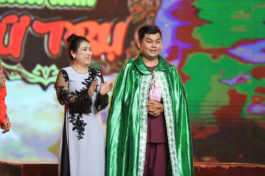 Thí sinh Hoàng Bảo hóa anh chàng nhiều chuyện một cách rất có duyên được thánh hài Minh Nhí và Thanh Thủy cùng lựa chọn. 