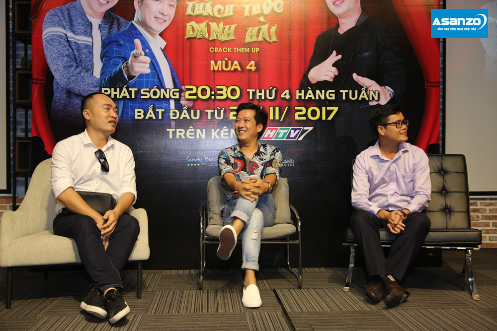 Chia sẻ về vị trí MC được giao phó, Tiến Luật cho biết anh không gặp nhiều khó khăn hay áp lực bởi đã có những người bạn thân thiết là Trấn Thành, Trường Giang “chỉ chiêu”. 