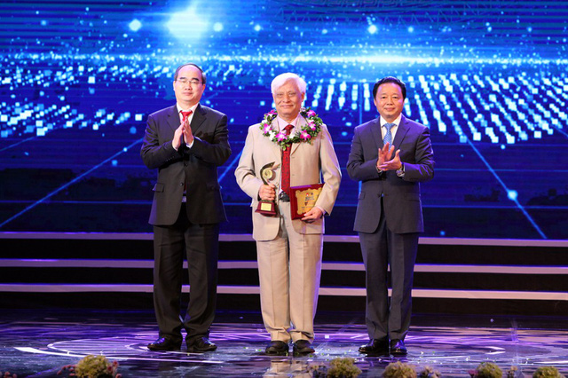 Ông Nguyễn Thiện Nhân - ủy viên Bộ Chính trị, Bí thư Thành ủy TPHCM; ông Trần Hồng Hà - Ủy viên Trung ương Đảng, Bộ trưởng Bộ Tài nguyên & Môi trường trao giải thưởng Môi trường.