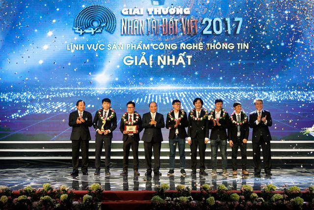 Uỷ viên Bộ Chính trị, Thủ tướng Chính phủ Nguyễn Xuân Phúc, Bộ trưởng Bộ TT&TT Trương Minh Tuấn và Chủ tịch HĐTV Tập đoàn VNPT Trần Mạnh Hùng trao giải Nhất duy nhất trong lĩnh vực CNTT cho nhóm tác giả.