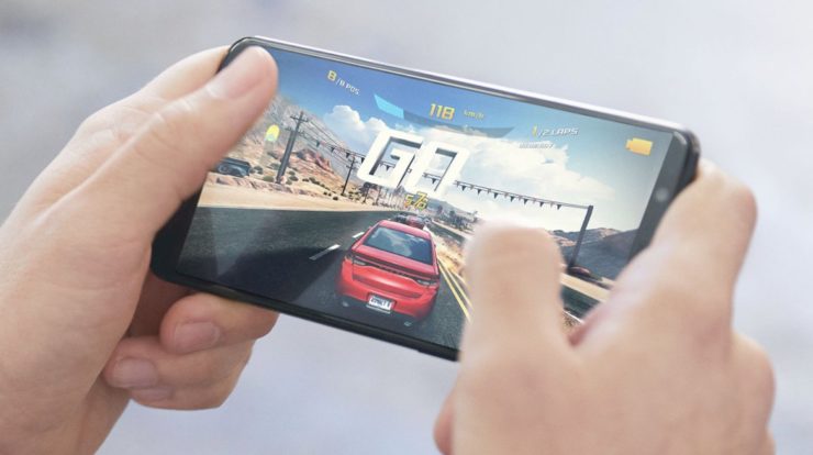 Phần mềm và bảo mật: OnePlus 5 đã được đề xuất là phải tăng hiệu suất là việc của máy và nhà sản xuất đã tìm cách triển khai trên mô hình mới. 5T cũng có tuổi thọ pin dài hơn và chỉ cần 1 lần sạc trong 30 phút, người dùng có thể trải nghiệm máy hơn 1 ngày.  Điện thoại OnePlus chạy trên hệ điều hành Oxygen, phiên bản hệ điều hành Android của Google. Tuy nhiên, phần mềm đã gây ra một số vấn đề cho người sử dụng. Công ty đã được trang Android Police đưa ra cảnh báo khi nền tảng Android 7.0 của Google cho OnePlus 2 được phát hành vào năm 2015 có thể không được hỗ trở bảo mật mới nhất.