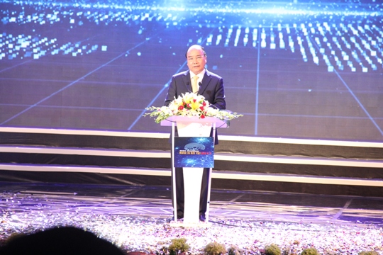 Phát biểu tại lễ trao giải Nhân tài Đất Việt 2017, Thủ tướng Nguyễn Xuân Phúc nhấn mạnh: “Tôi được biết, qua 13 năm tổ chức, Giải thưởng Nhân tài đất Việt đã có hàng nghìn tài năng công nghệ thông tin, hàng trăm nhà khoa học tham gia. Trong đó, có những nhân tài đã gần 80 tuổi vẫn miệt mài nghiên cứu học tập làm ra những sản phẩm mới. Có những em học sinh chưa học hết tiểu học đã sáng tạo ra những sản phẩm công nghệ thông tin giúp các bạn vừa học vừa chơi. Ngoài ra, giải thưởng Nhân tài Đất Việt còn nhận được sự tham gia, ủng hộ của người Việt Nam ở nước ngoài, người nước ngoài  yêu mến, gắn bó với Việt Nam. Có thể nói, Giải thưởng Nhân tài Đất Việt đã thực sự tạo ra một phong trào học tập và sáng tạo không ngừng ở mọi lứa tuổi, ở mọi lúc, mọi nơi. Tôi nhiệt liệt biểu dương Hội Khuyến học Việt Nam và các đơn vị đồng tổ chức giải thưởng này trong suốt 13 năm qua. Đặc biệt, năm nay, Ban Tổ chức giải thưởng đã hưởng ứng và đồng hành với định hướng điều hành chính phủ khi đưa ra chủ đề “Công nghệ sáng tạo, kết nối thông minh” với mục đích hướng đến cuộc cách mạng công nghiệp 4.0 và khởi nghiệp sáng tạo”.
