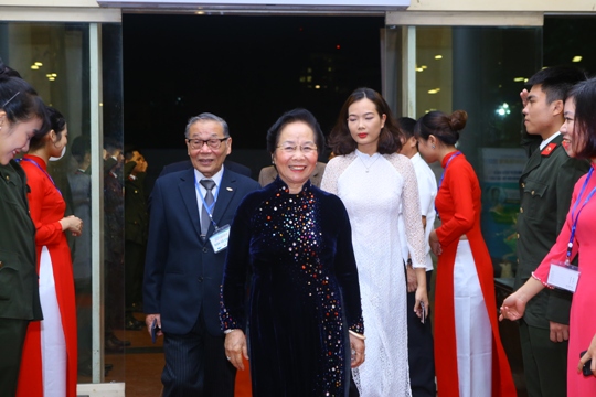 Giải thưởng Nhân tài Đất Việt vẫn luôn nhận được sự quan tâm đặc biệt của các lãnh đạo Đảng và nhà nước. Đêm trao giải Nhân tài Đất Việt 2017 năm nay vinh dự được đón tiếp những vị lãnh đạo cấp cao của Đảng, Nhà nước tới tham dự. Trong ảnh là  GS. TS Nguyễn Thị Doan - Chủ tịch Hội Khuyến học Việt Nam, Nguyên Phó chủ tịch Nước Cộng hoà xã hội Chủ nghĩa Việt Nam.
