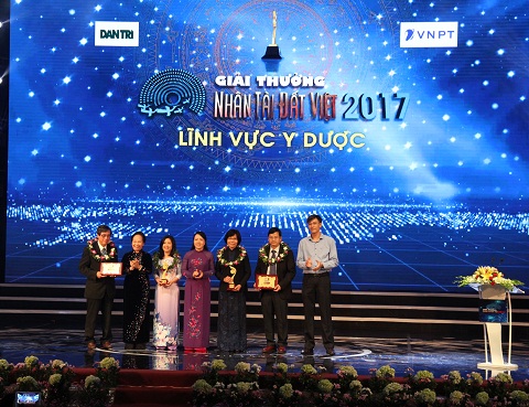 Bà Nguyễn Thị Doan - nguyên Phó Chủ tịch nước, Chủ tịch Hội khuyến học Việt Nam; bà Nguyễn Thị Kim Tiến - Bộ trưởng Bộ Y tế và ông Nguyễn Hữu Cường - Giám đốc truyền thông Công ty Dược phẩm ECO trao giải Y dược. 