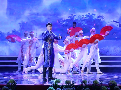 Cả hội trường cùng hoà mình vào hãy cùng hoà vào những giai điệu sâu lắng trong một không gian đậm chất văn hóa truyền thống qua ca khúc Thư Pháp do ca sĩ Đinh Mạnh Ninh, DJ Đỗ Quyết Tiến và vũ đoàn KBEN trình diễn.