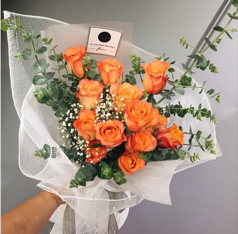 Bó hoa hồng tone cam giá 600 nghìn đồng