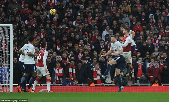 Mustafi ghi bàn mở tỉ số cho Arsenal