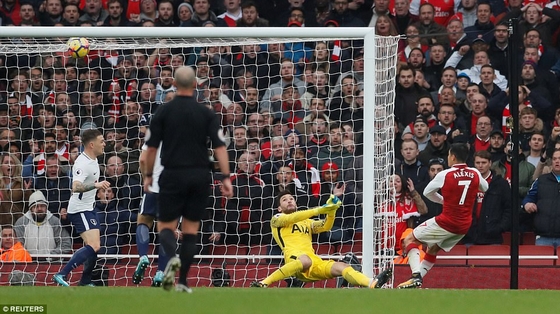 Sanchez nâng tỉ số lên 2-0 từ một góc rất hẹp