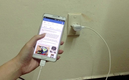 Vì sao vừa sạc vừa dùng điện thoại có thể gây chết người?